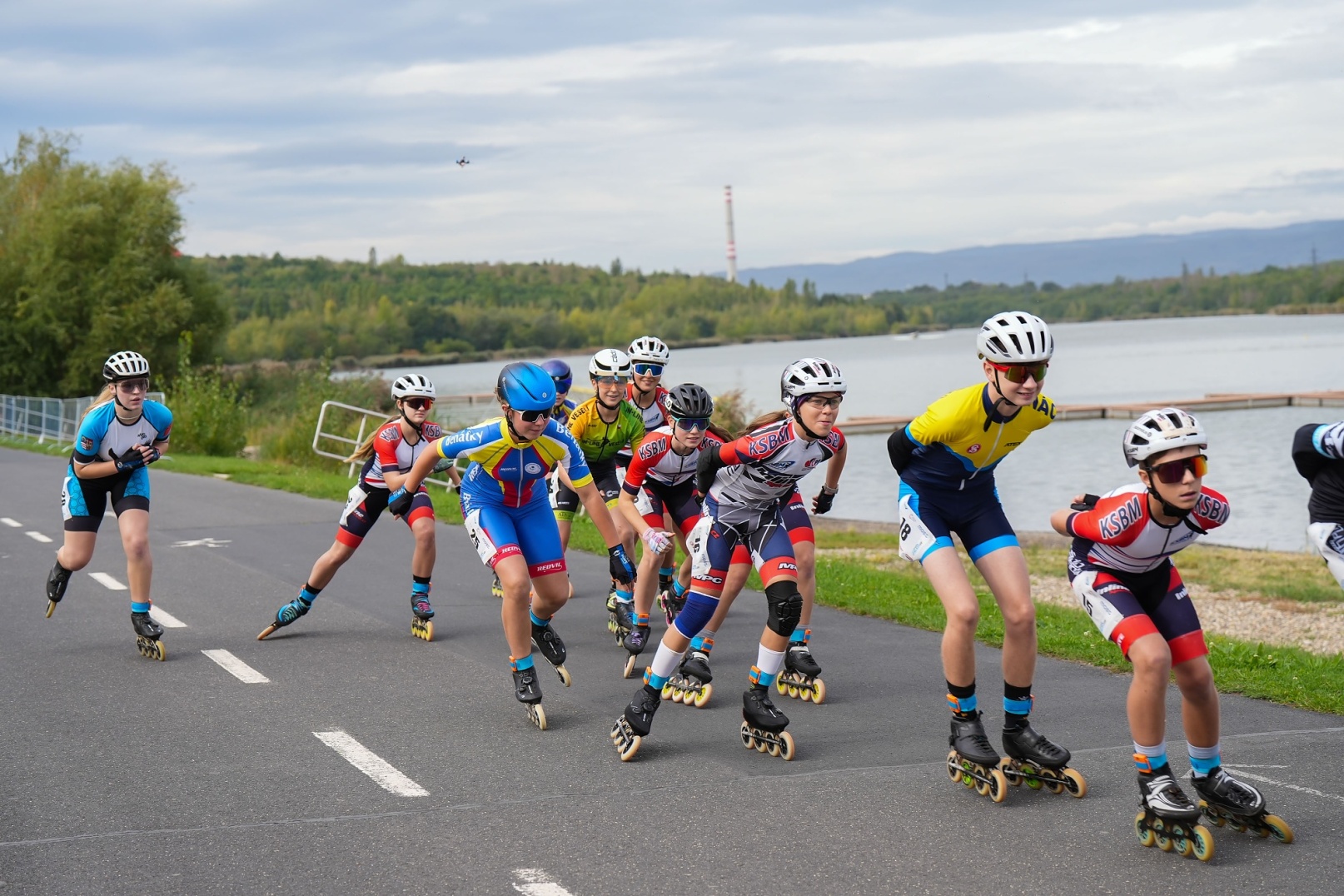 Skupina inline bruslařů závodí na okruhu podél Matyldy